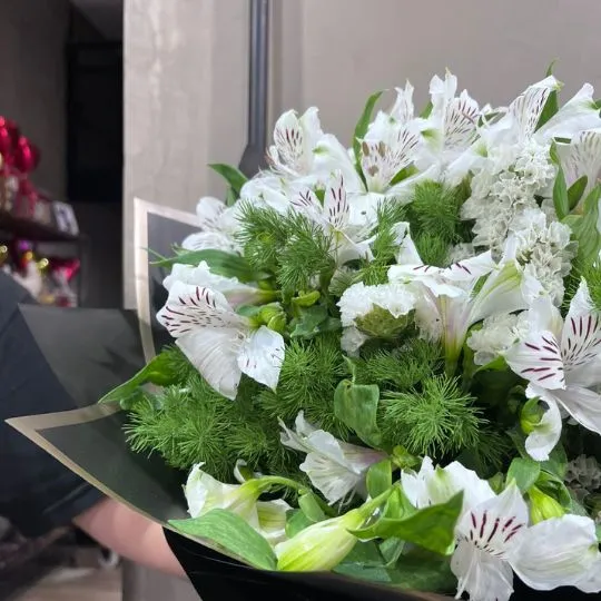 Ramo de flores astromelias blancas